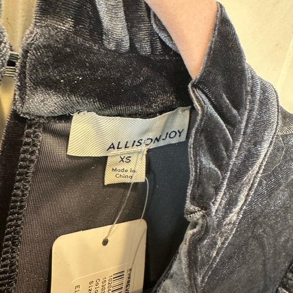 NWT Evereve Allison Joy Ellie Ruffle Velour Top Navy XS - Picture 4 of 6